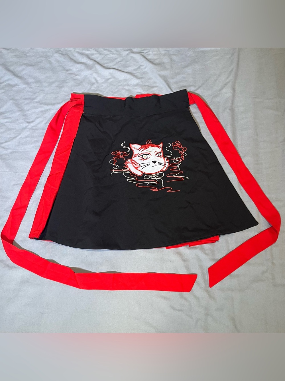 Red and black baidiequn pleated skirt with grumpy cat embroidery